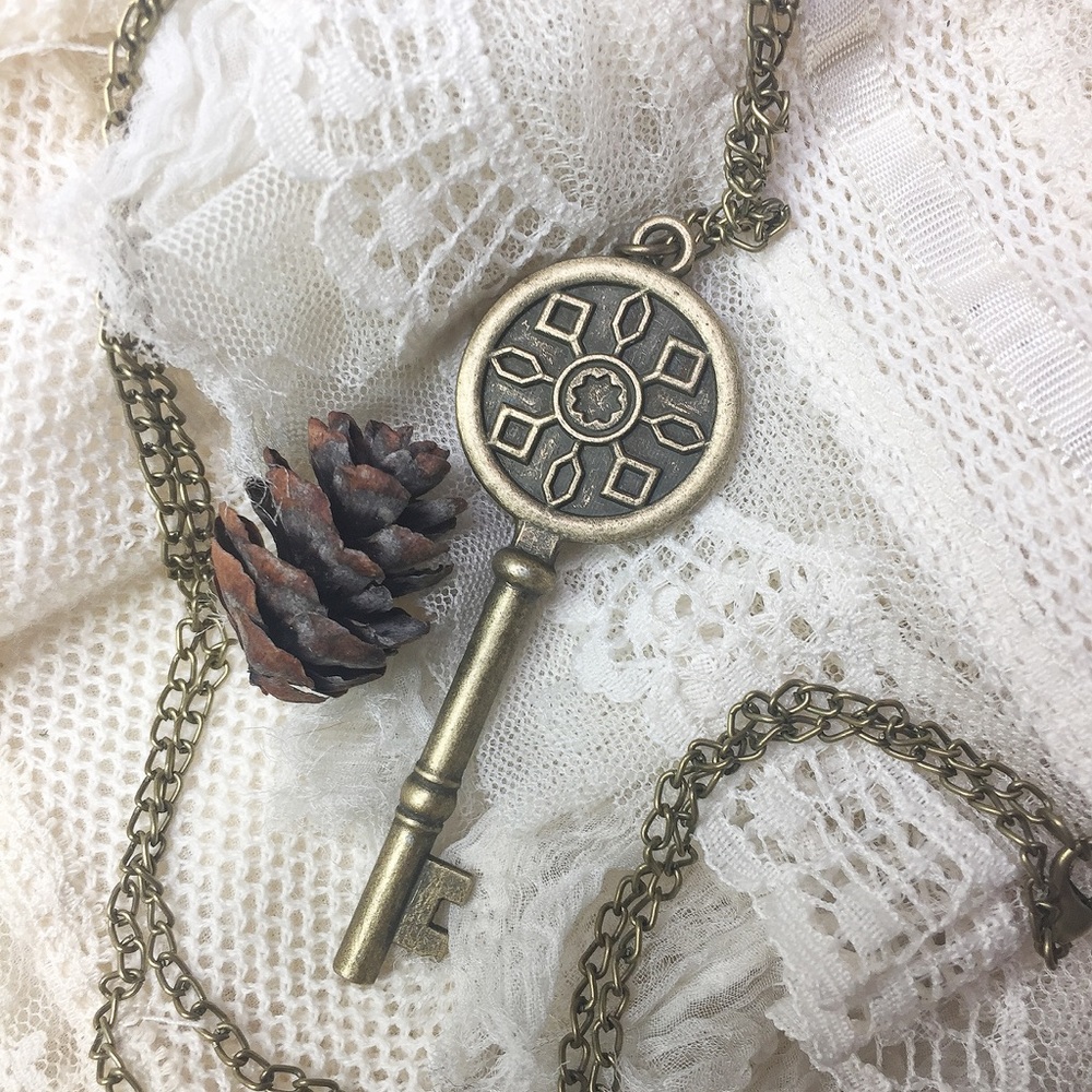 "Look Closely" necklace - Picture 2 of 3